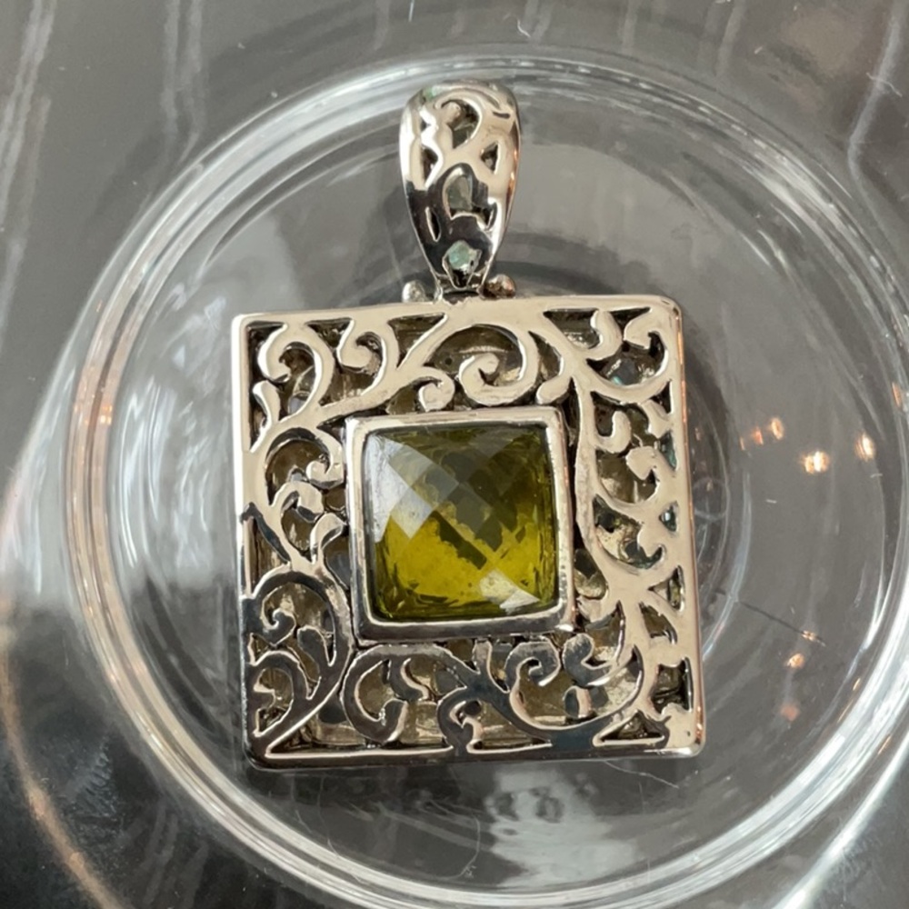 🌻 2/$8 Cookie Lee Green Pendant